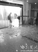 武昌某校考研學(xué)生為占座擠破圖書館大門(圖)