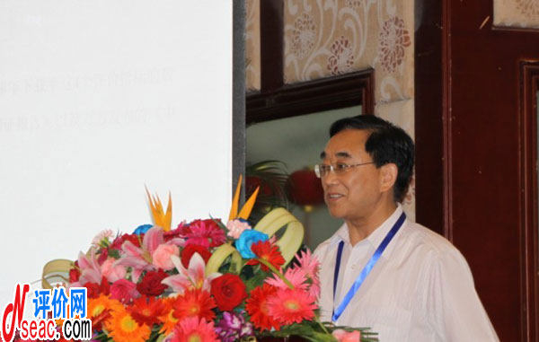 大會(huì)執(zhí)行主席邱均平在開幕式上講話