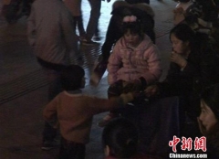 情人節(jié)暗訪：成人操縱眾兒童高強度賣花 疑似親